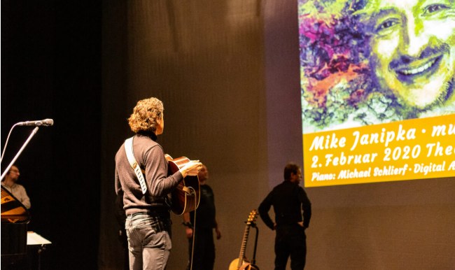 Mike Janipka auf der Bühne bei einem Musiktheater-Abend